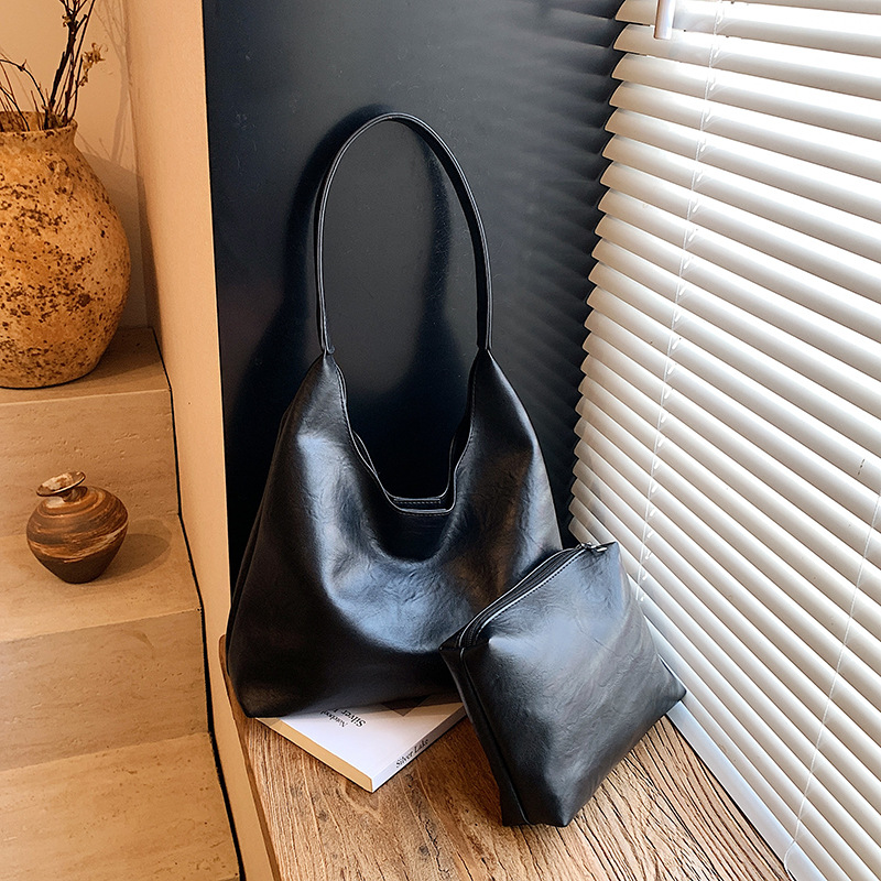 กระเป๋าสะพายไหล่ผู้หญิงทรงเรโท - Women Bags 2026 Trends บทวิจารณ์และราคา