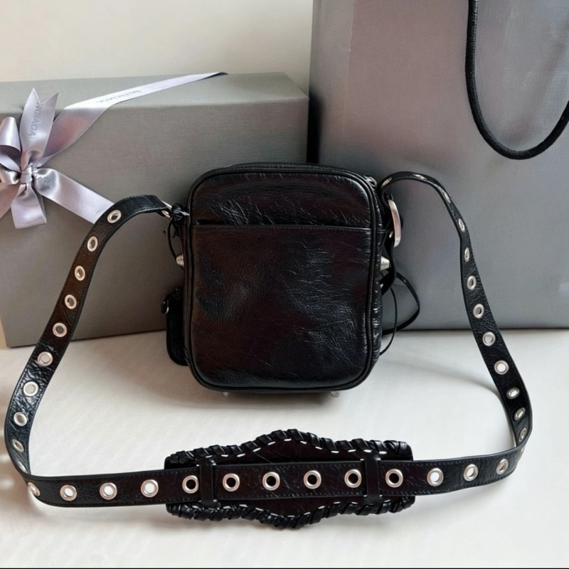 กระเป๋าสะพายข้างหนังแท้ลายแตกป - Women Bags 2026 Trends บทวิจารณ์และราคา