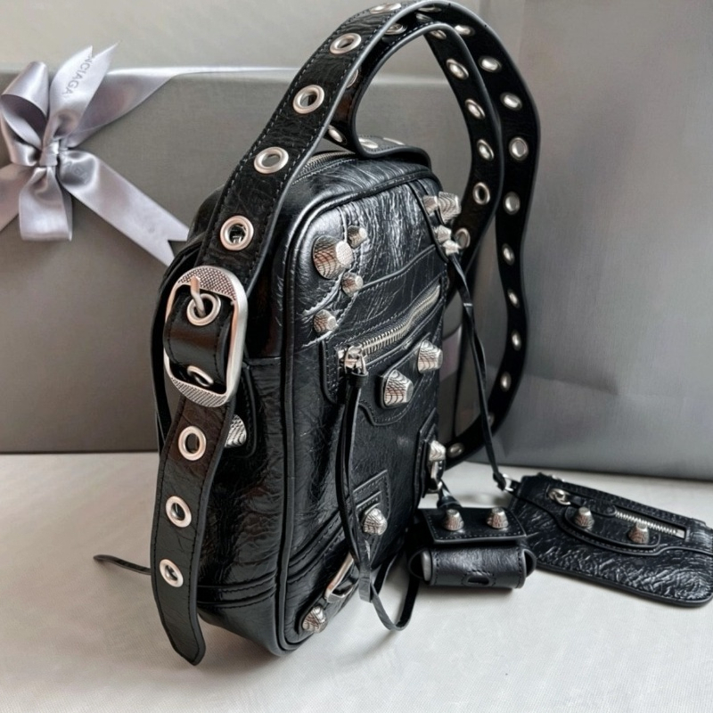 กระเป๋าสะพายข้างหนังแท้ลายแตกป - Women Bags 2026 Trends บทวิจารณ์และราคา
